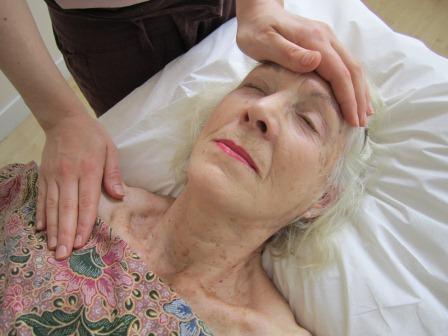 Ecole reconnue de formation massage certifiante en massage personnes âgées. Ecole agréée par la FFMBE